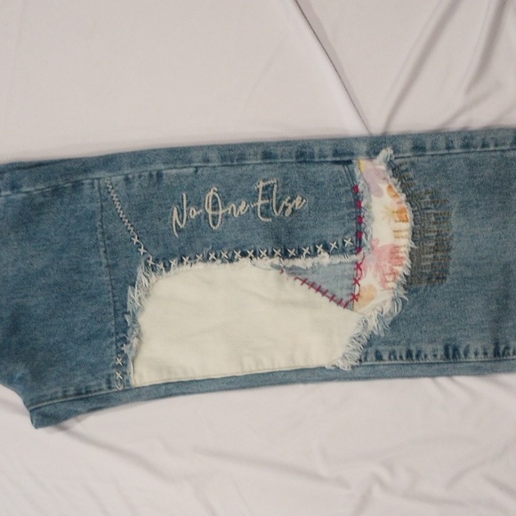 No One Else Patch Work blue jeans.( Pre-owned) Waist: 26 inseam: 28. - Picture 7 of 8
